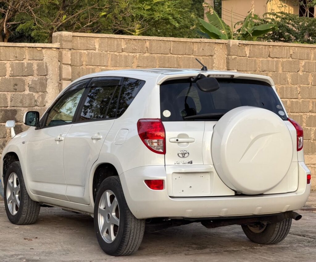 Magari Sokoni Toyota Rav4 ya Bei Poa 2005