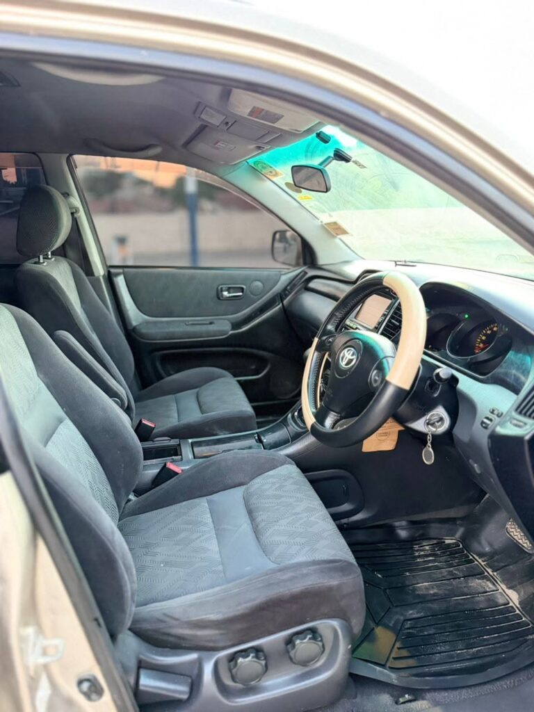 Magari Kluger 2003 lipo Dar es Salaam