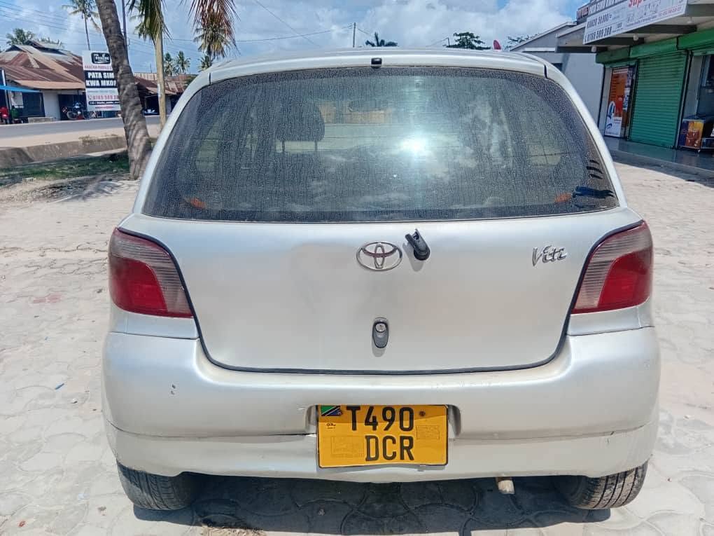 Magari Vitz 2003 lipo Dar es Salaam