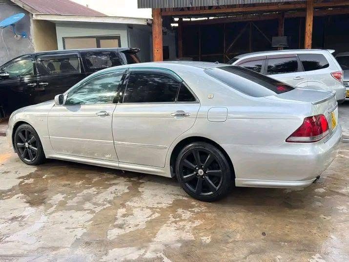 Toyota Crown bei poa sokoni Dar es Salaam Tanzania