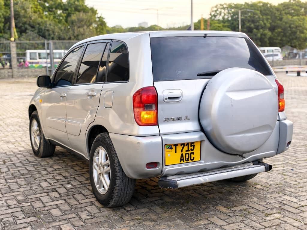 Magari Sokoni Toyota Rav4 ya Bei Poa 2003