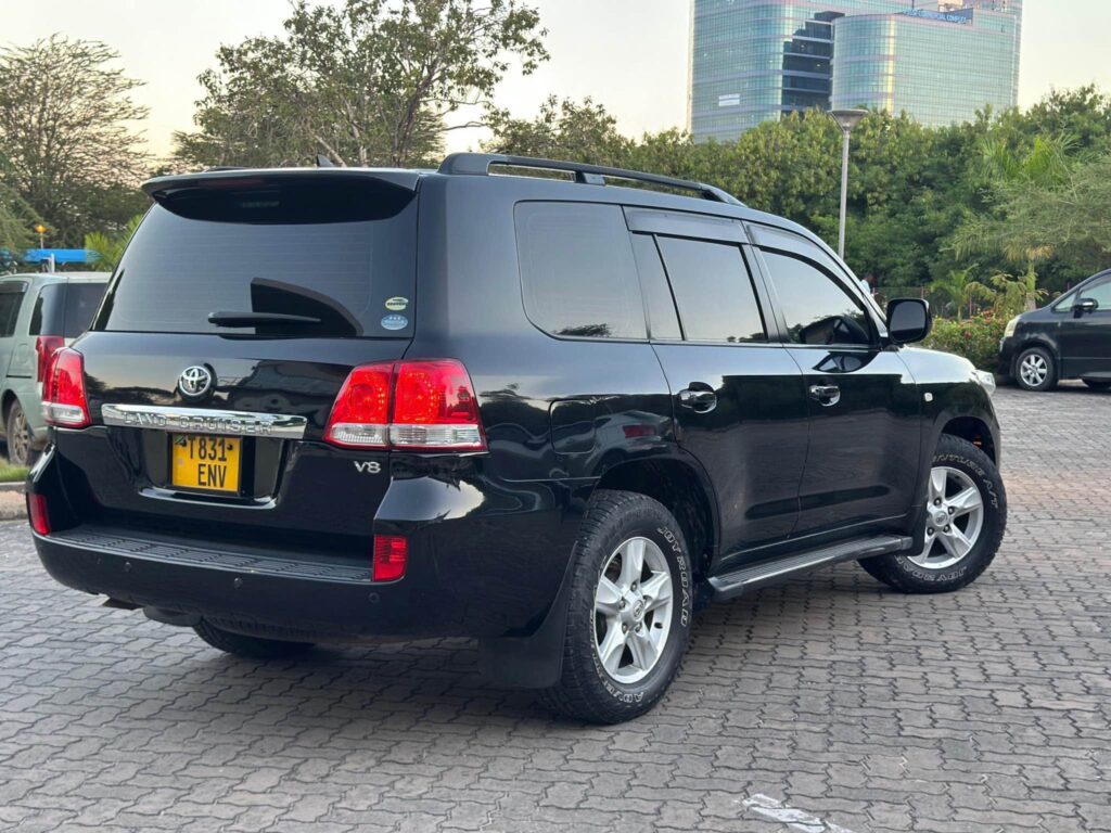 Toyota Land Cruiser V8 bei poa sokoni Dar es Salaam Tanzania