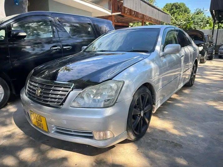 Magari Crown 2005 lipo Dar es Salaam