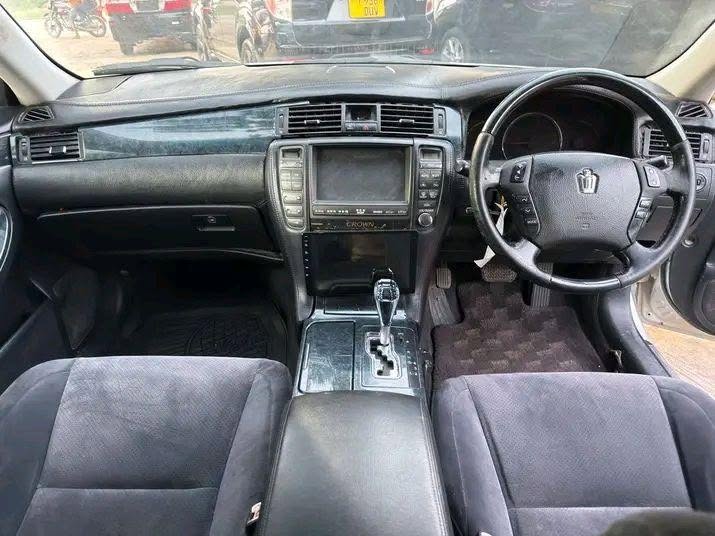 Magari Sokoni Toyota Crown ya Bei Poa 2005