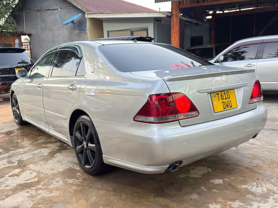 Toyota Crown bei poa sokoni Dar es Salaam Tanzania