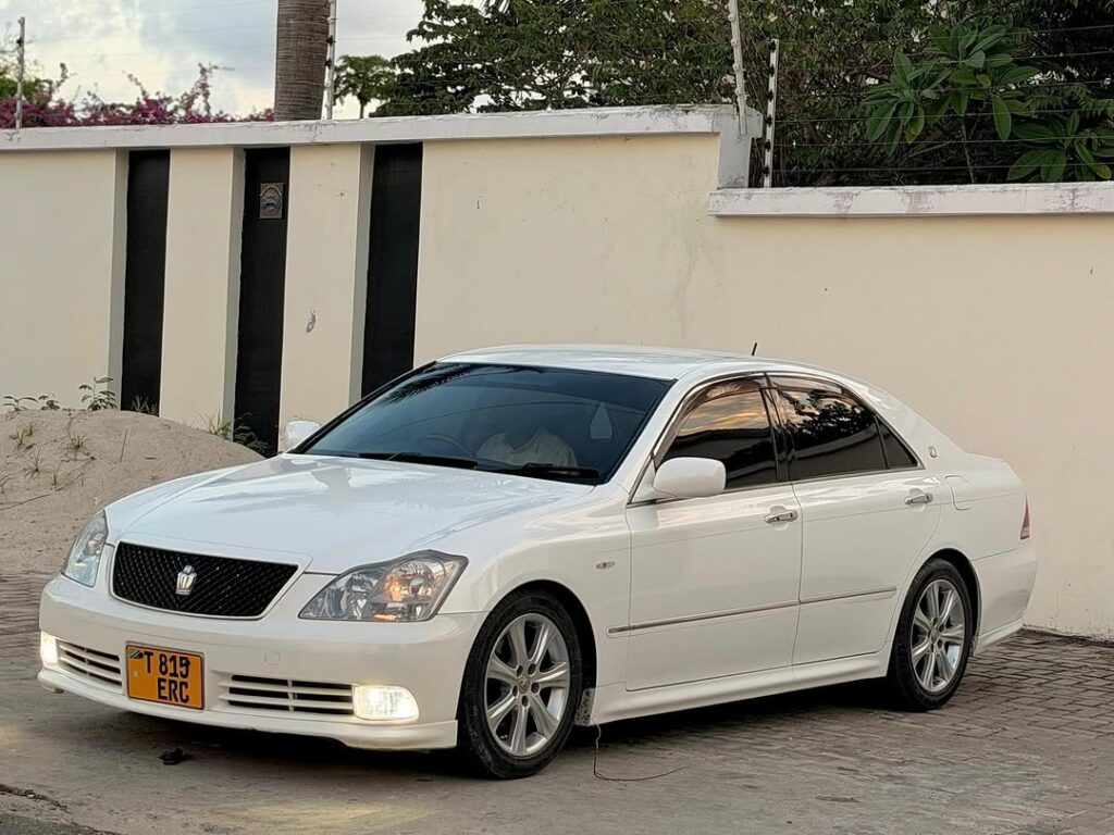 Magari Crown 2006 lipo Dar es Salaam