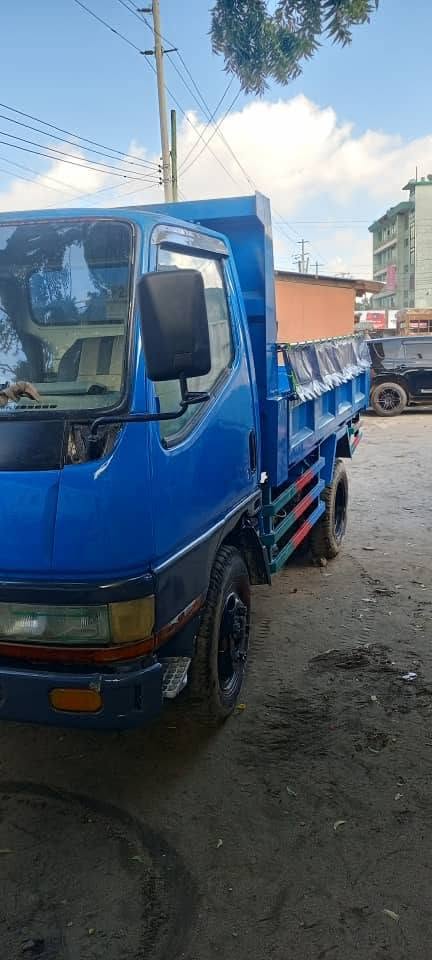 Magari Sokoni Mitsubishi Canter ya Bei Poa 2000