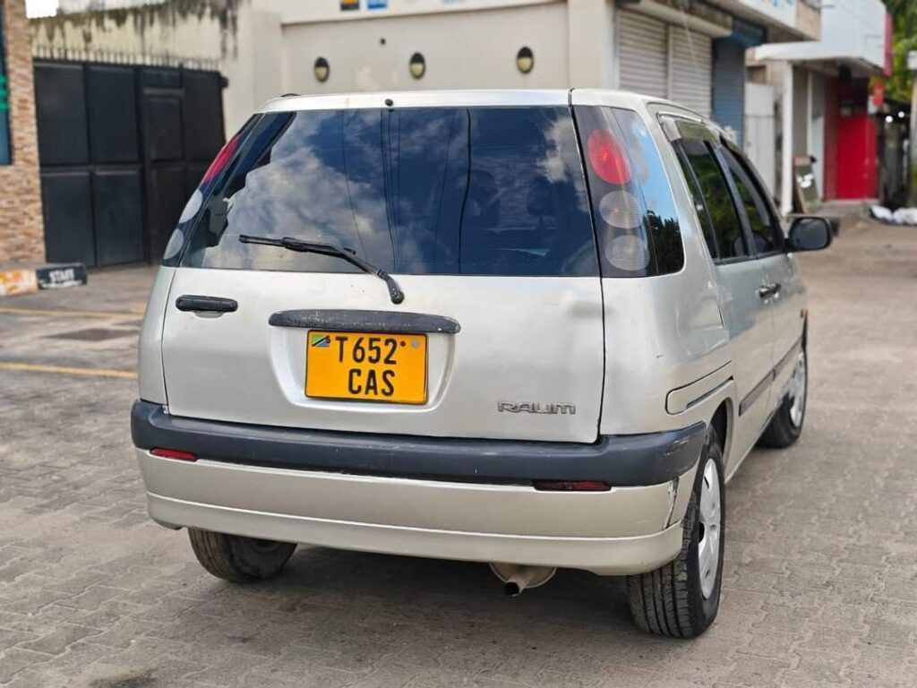 Toyota Raum bei poa sokoni Dar es Salaam Tanzania