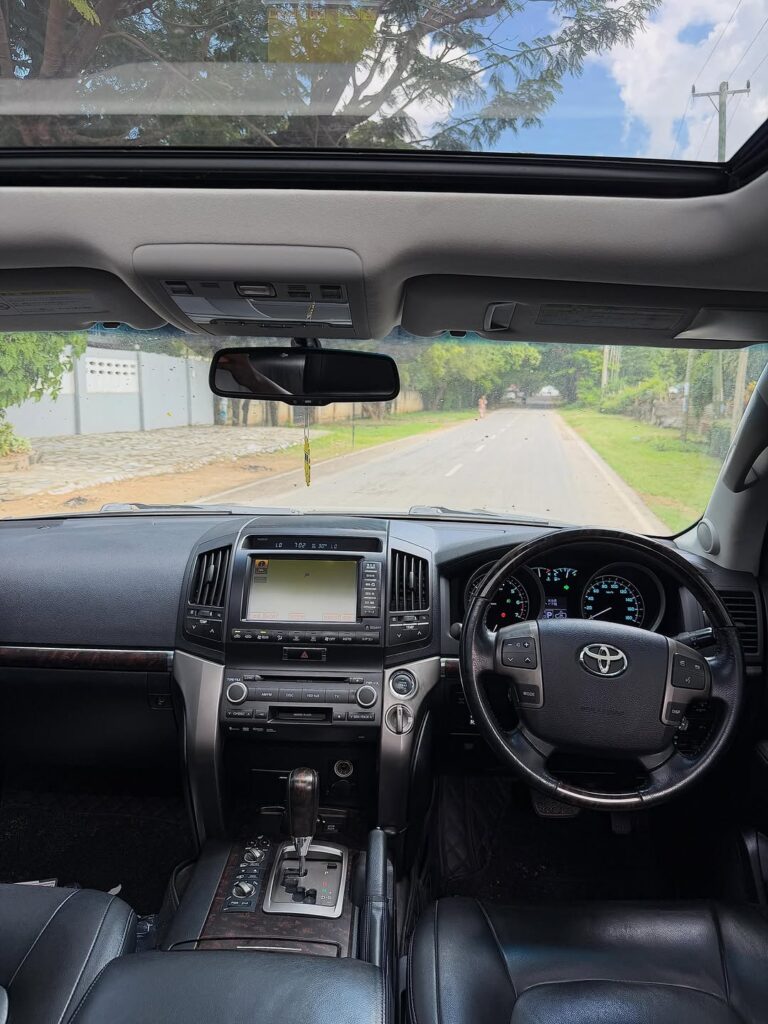 Magari Land Cruiser V8 2012 lipo Dar es Salaam