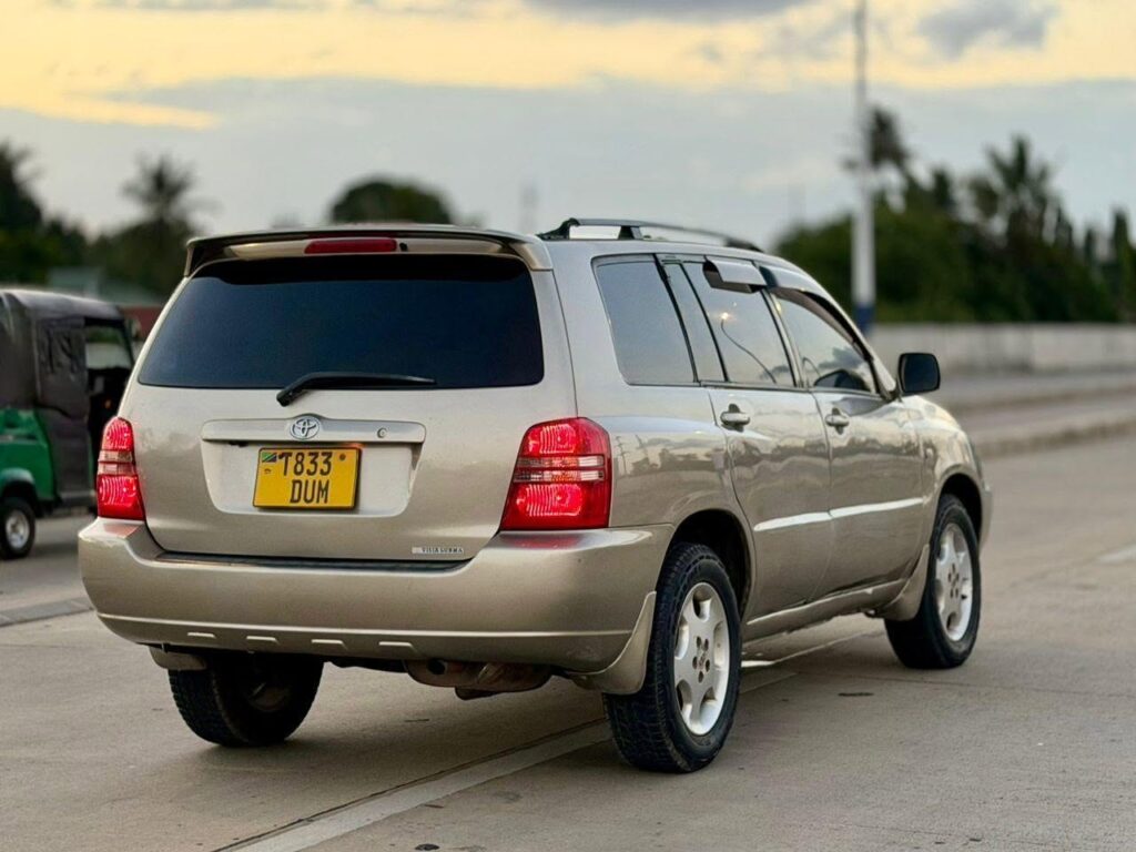 Toyota Kluger bei poa sokoni Dar es Salaam Tanzania
