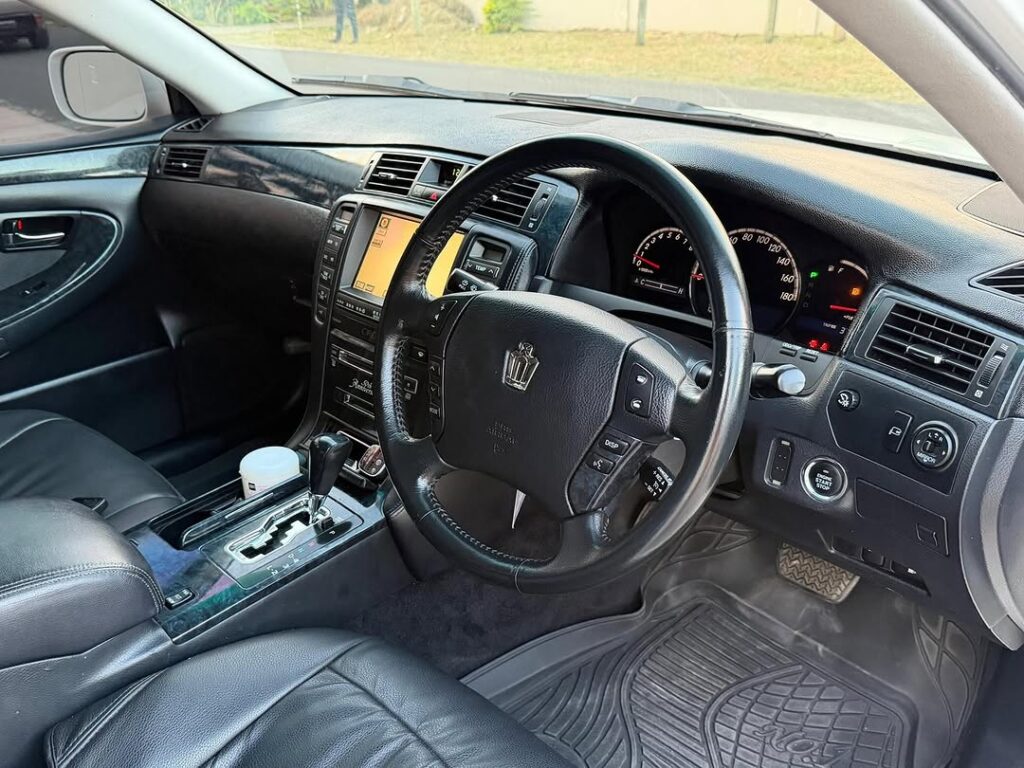 Magari Sokoni Toyota Crown ya Bei Poa 2006