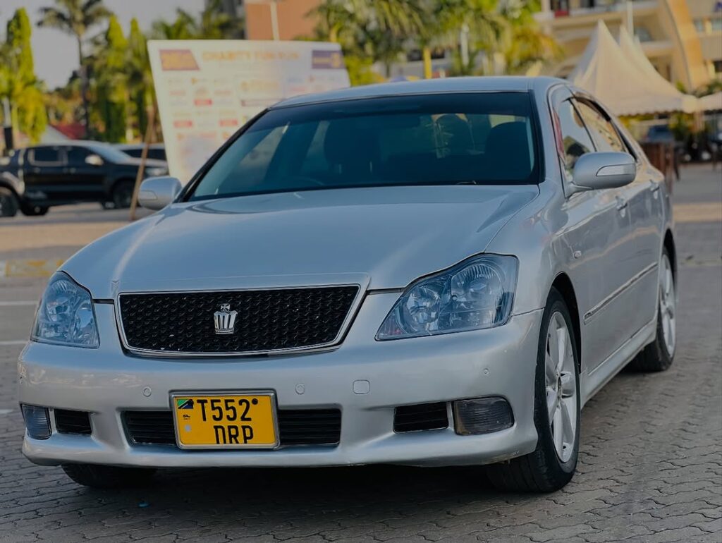 Magari Sokoni Toyota Crown ya Bei Poa 2005