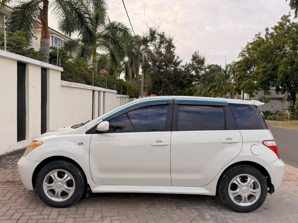 Magari Sokoni Toyota IST ya Bei Poa 2005