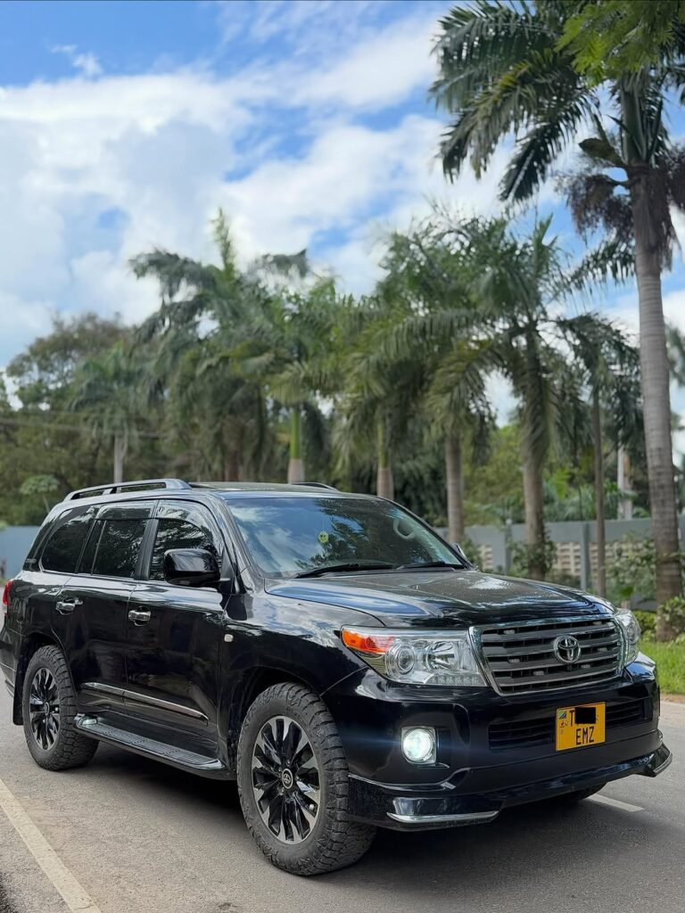 Toyota Land Cruiser V8 bei poa sokoni Dar es Salaam Tanzania