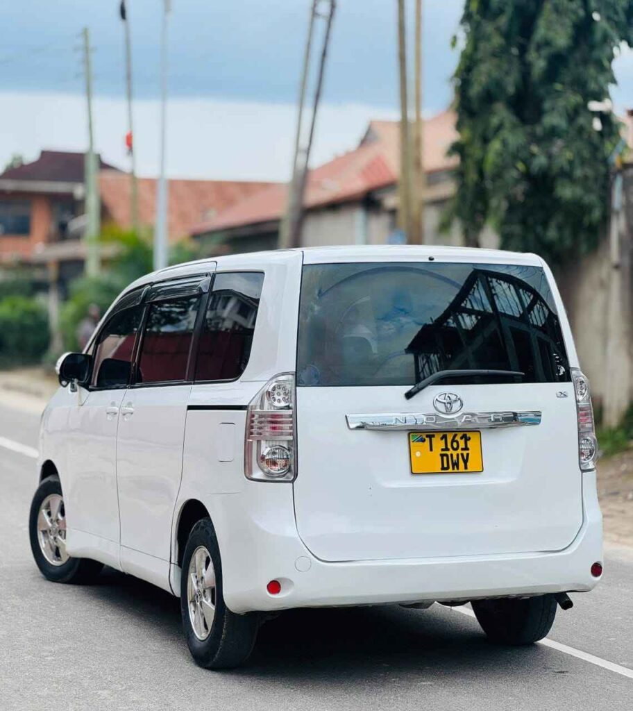 Magari Noah 2008 lipo Dar es Salaam