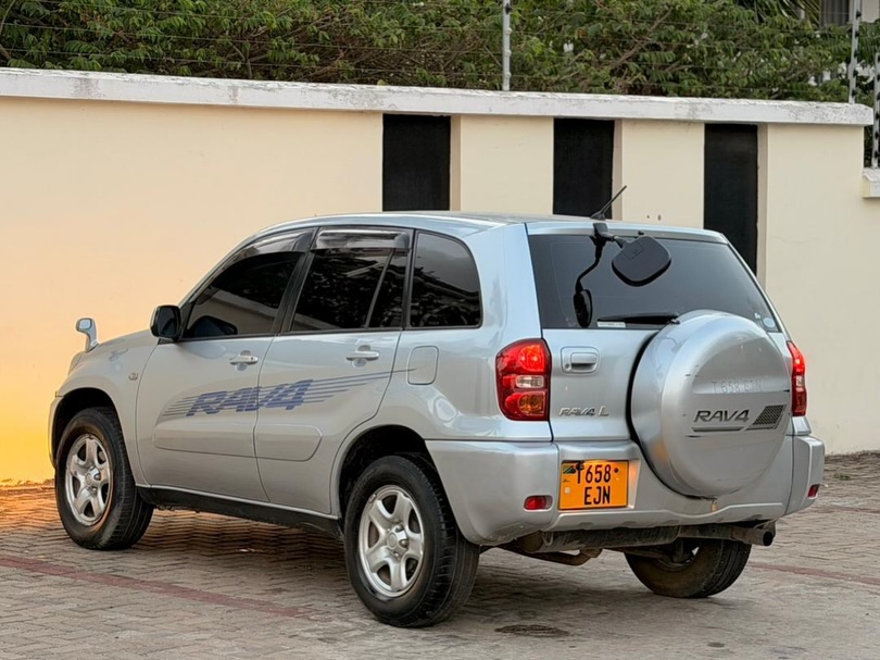 Magari Sokoni Toyota Rav4 ya Bei Poa 2005