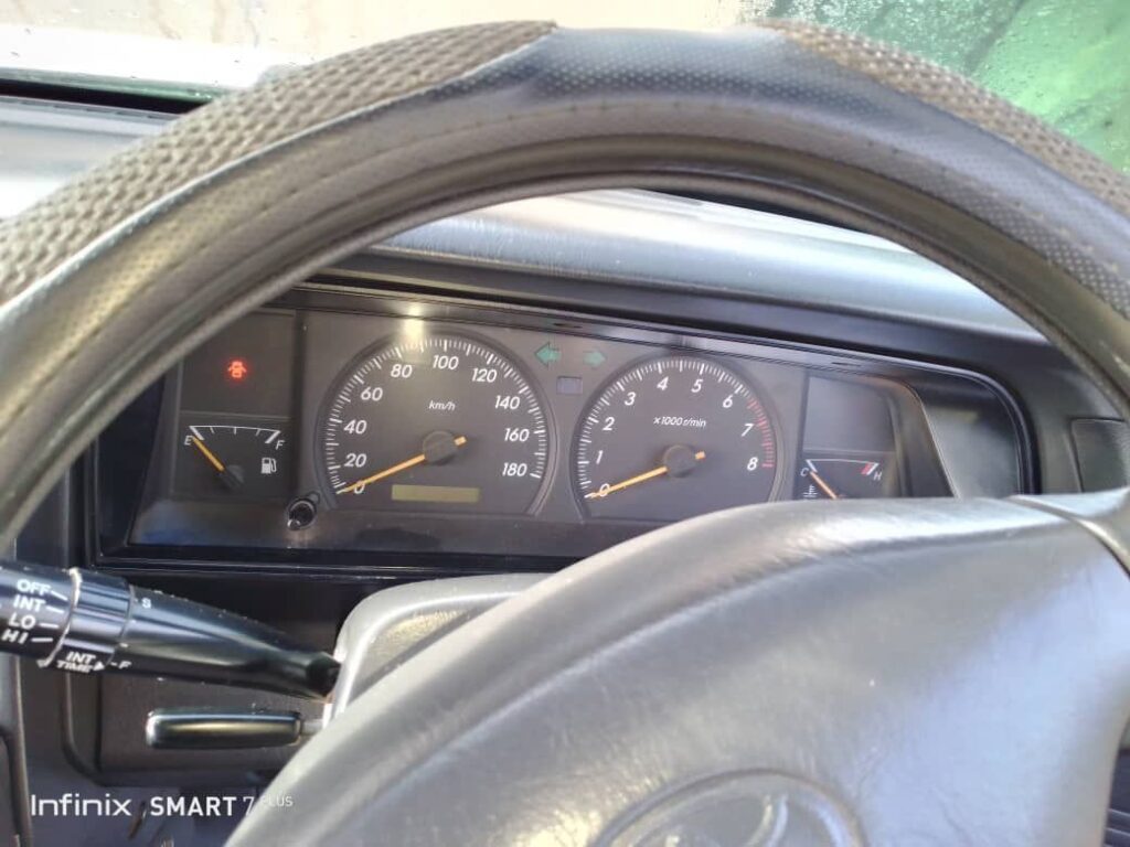 Magari Sokoni Toyota Crown ya Bei Poa 2000