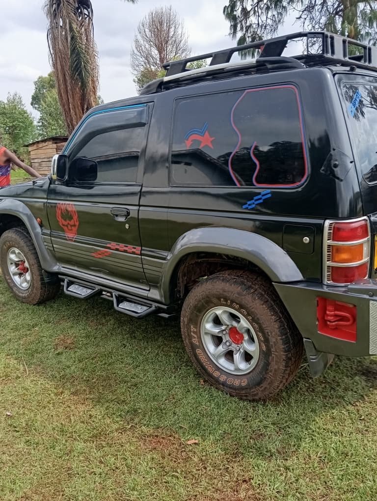 Mitsubishi Pajero bei poa sokoni Dar es Salaam Tanzania