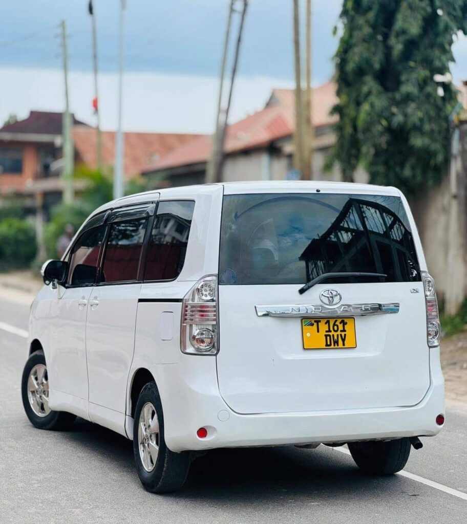 Toyota Noah bei poa sokoni Dar es Salaam Tanzania