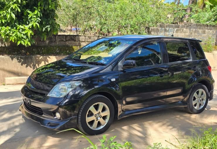 Magari Sokoni Toyota IST ya Bei Poa 2005