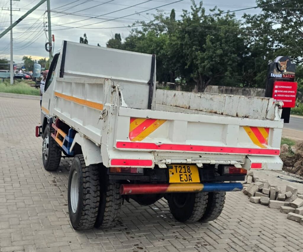 Magari Sokoni Mitsubishi Canter ya Bei Poa 2003
