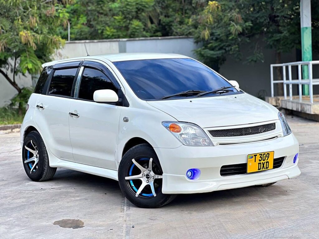 Magari Sokoni Toyota IST ya Bei Poa 2005