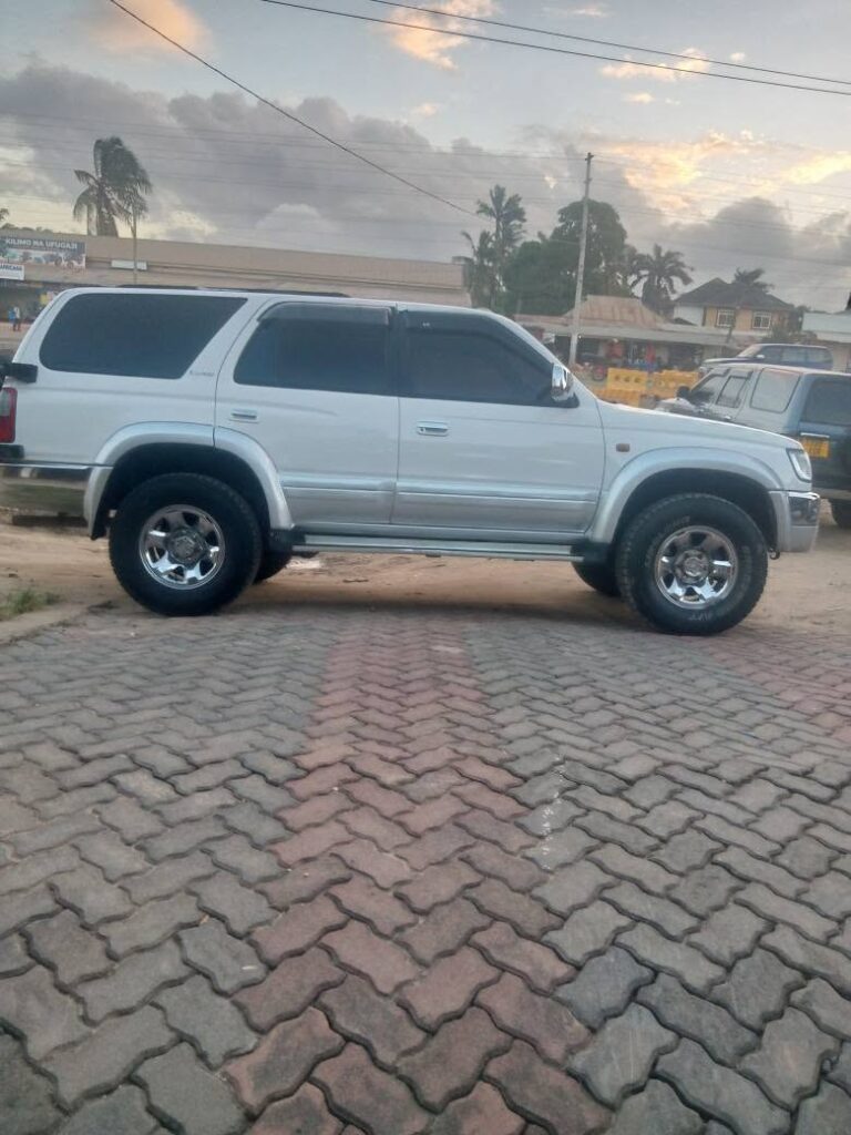 Magari Hilux 1998 lipo Dar es Salaam