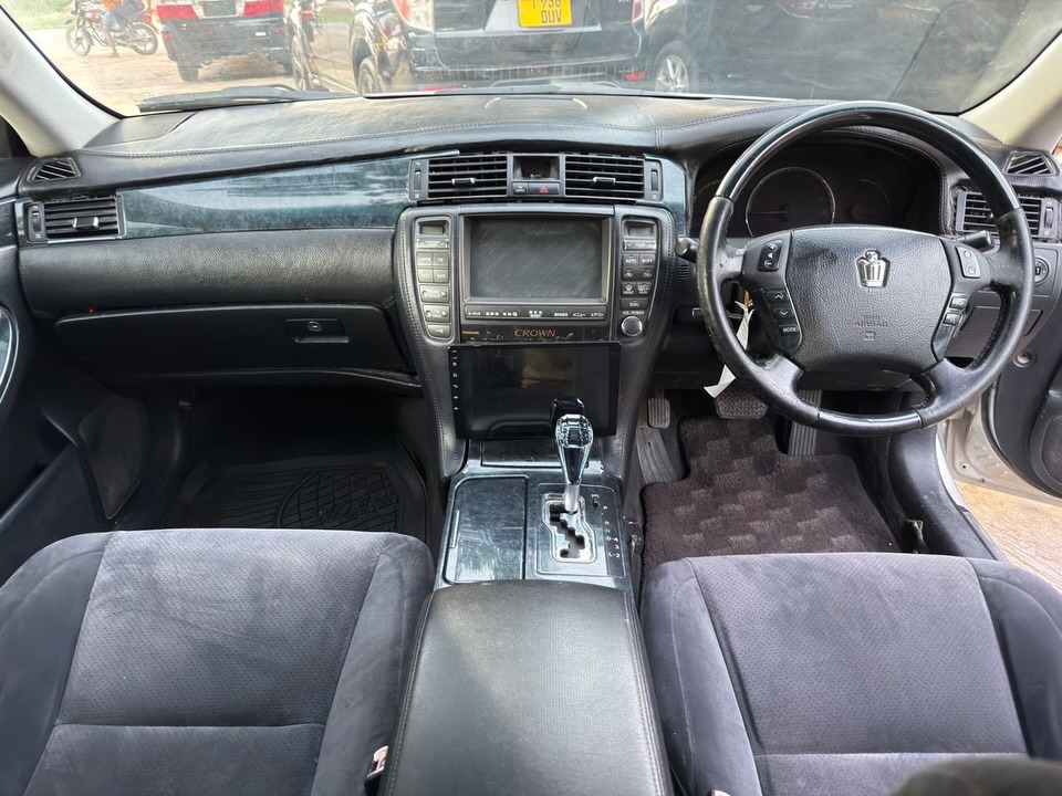 Toyota Crown 2005 Inauzwa Dar es Salaam Tanzania