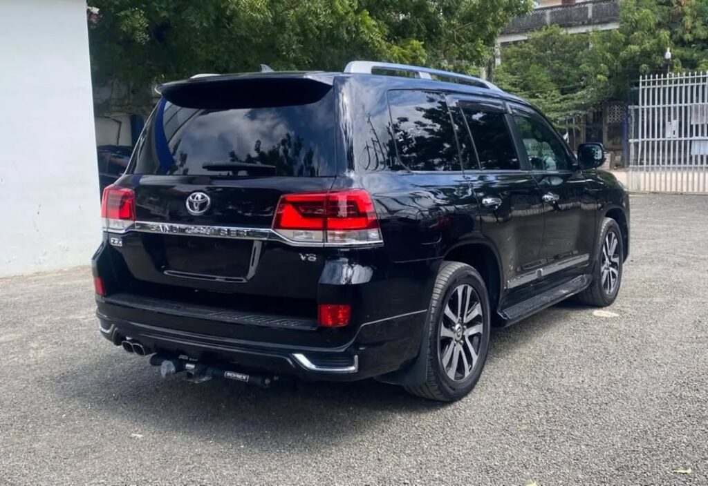 Toyota Land Cruiser V8 2017 for Sale in Dar es Salaam