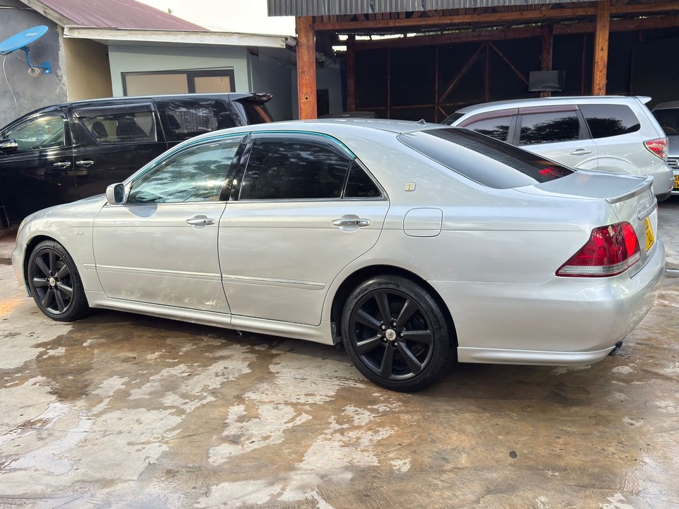 Magari Used Toyota Crown 2005 Dar es Salaam Tanzania