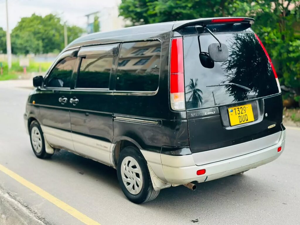 Magari Sokoni Toyota Noah ya Bei Poa 2003