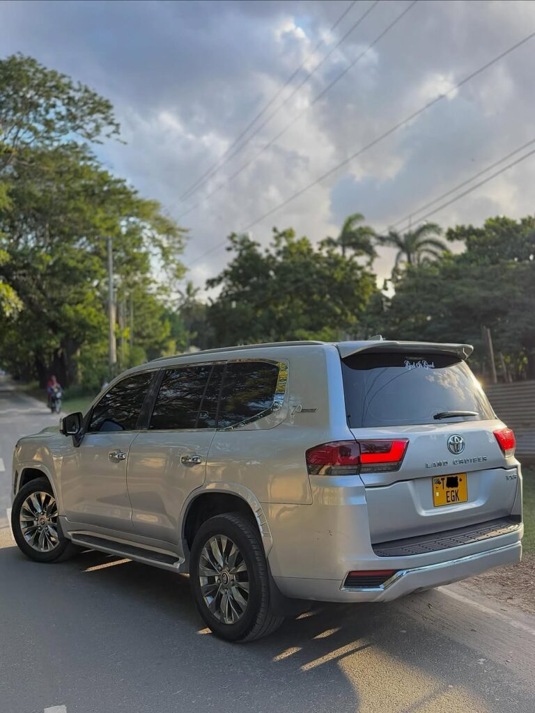 Magari Land Cruiser 300 Series 2021 lipo Dar es Salaam