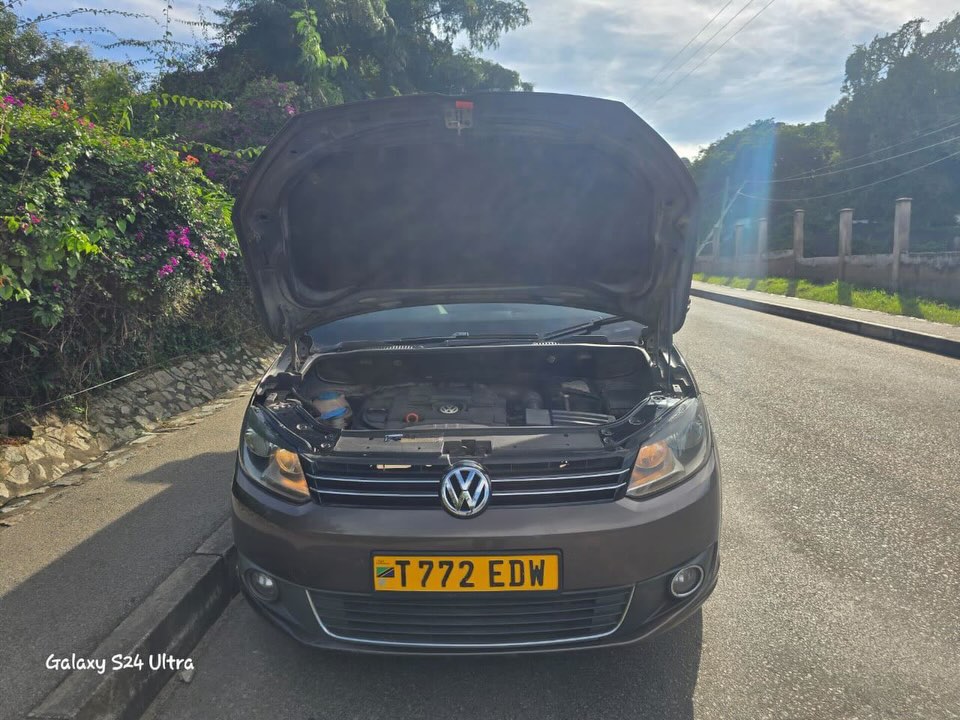 Volkswagen Touran bei poa sokoni Dar es Salaam Tanzania