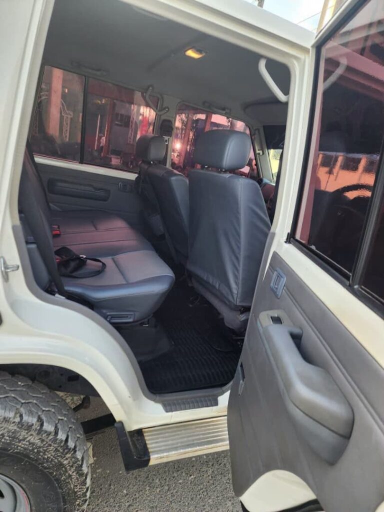 Magari Sokoni Toyota Land Cruiser 76 SUV ya Bei Poa 2018