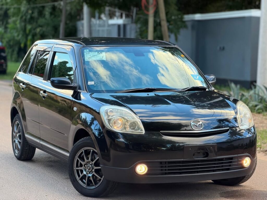 Magari Sokoni Mazda Verisa ya Bei Poa 2005