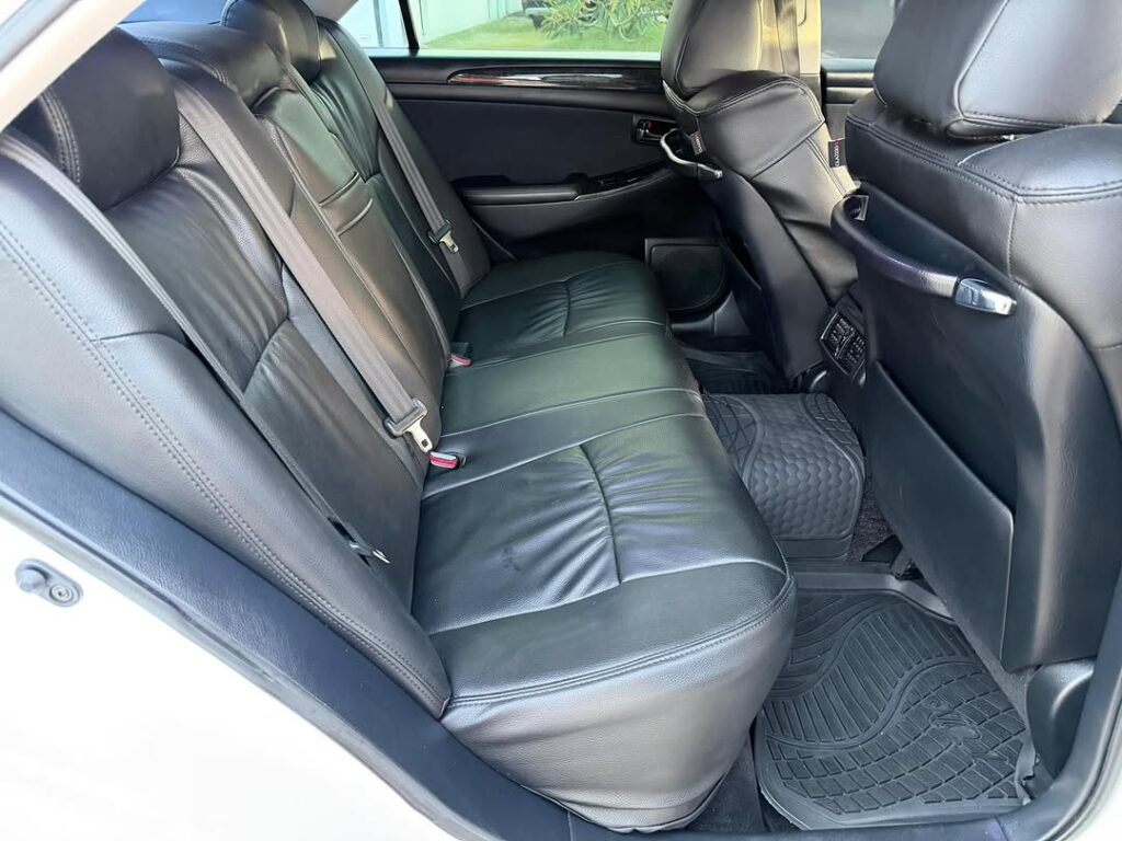 Toyota Crown bei poa sokoni Dar es Salaam Tanzania