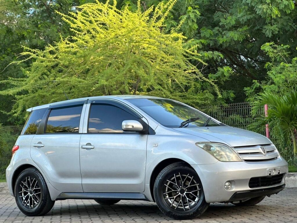 Magari IST 2004 lipo Dar es Salaam