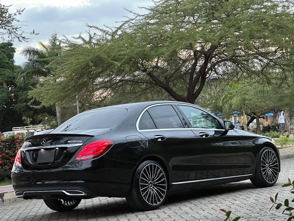 Bei ya Benz C-Class 2016 Sokoni Dar es Salaam Tanzania