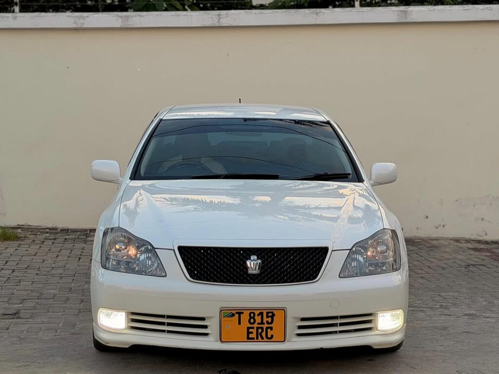 Magari Sokoni Toyota Crown ya Bei Poa 2006