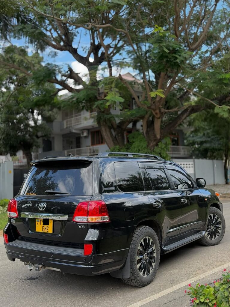 Magari Sokoni Toyota Land Cruiser V8 ya Bei Poa 2012