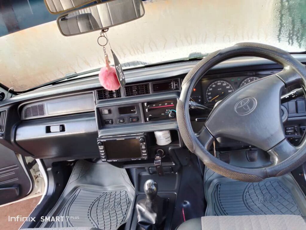 Magari Used Toyota Crown 2000 Mbeya Tanzania