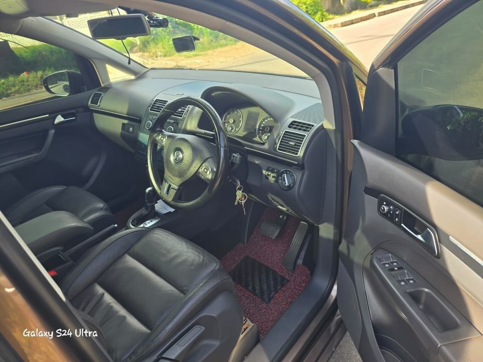 Volkswagen Touran 2012 Inauzwa Dar es Salaam Tanzania