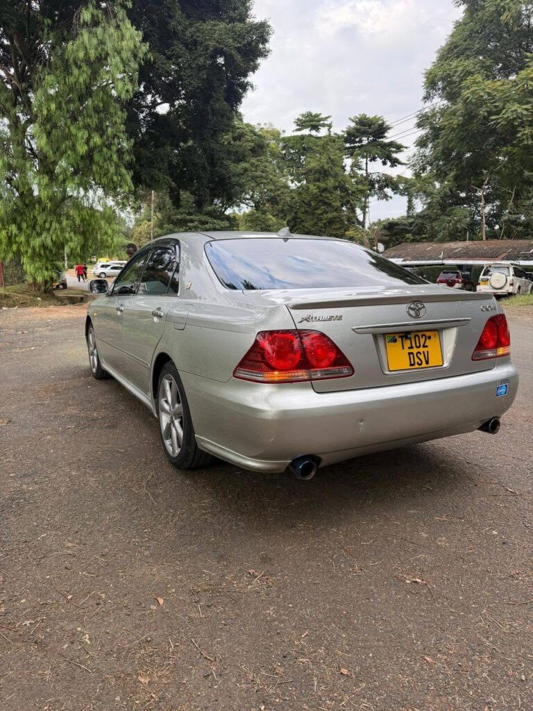 Magari Sokoni Toyota Crown ya Bei Poa 2005