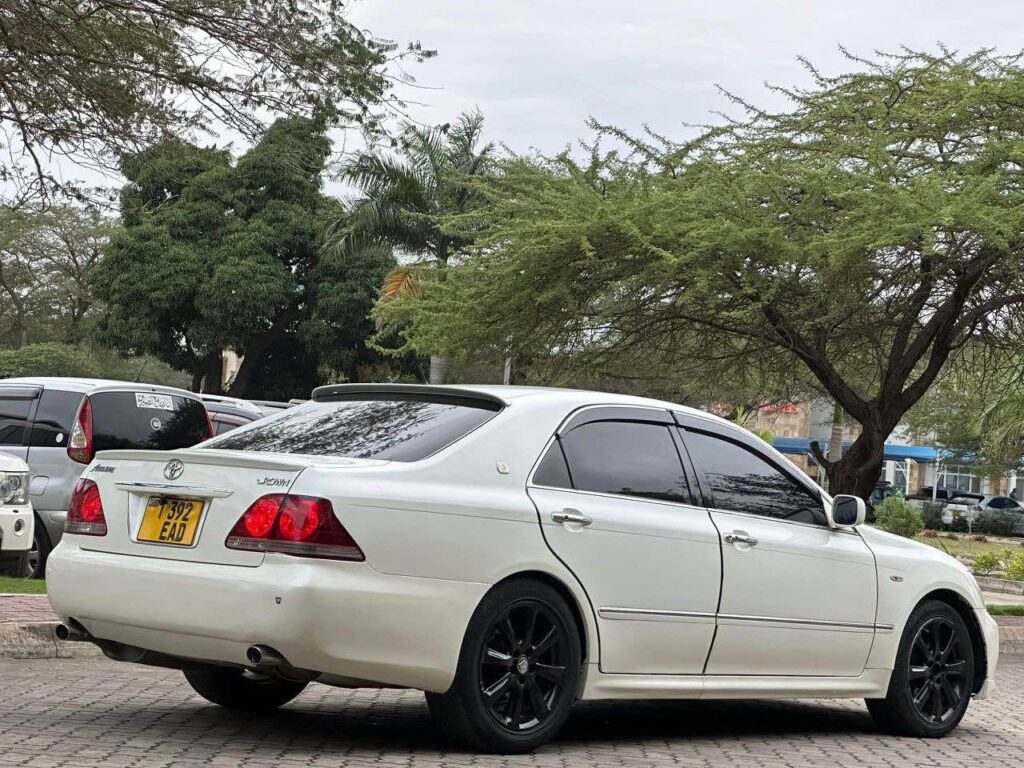 Magari Sokoni Toyota Crown ya Bei Poa 2005