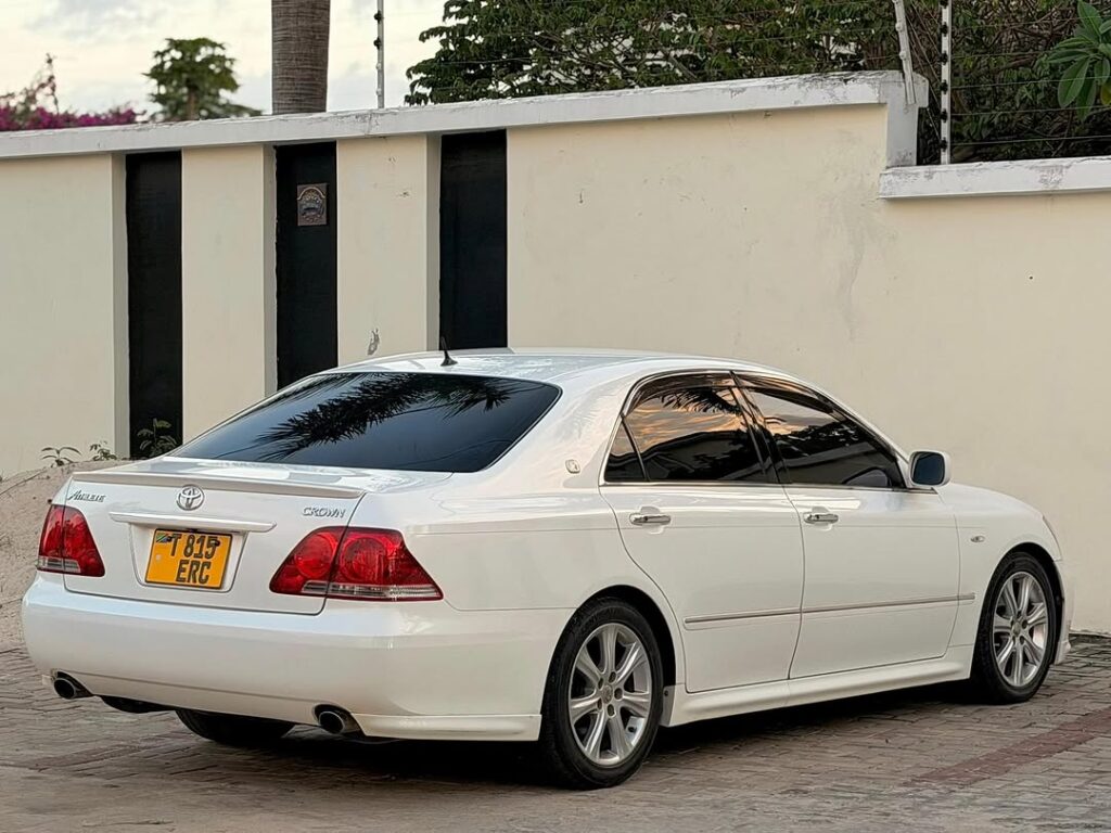Magari Crown 2006 lipo Dar es Salaam