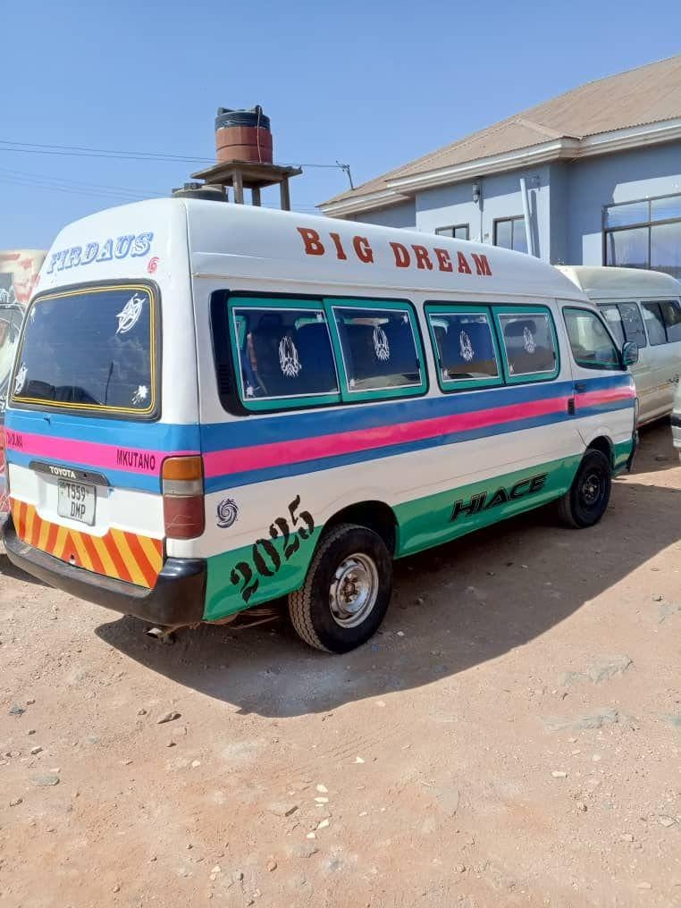 Magari Hiace 2000 lipo Dar es Salaam