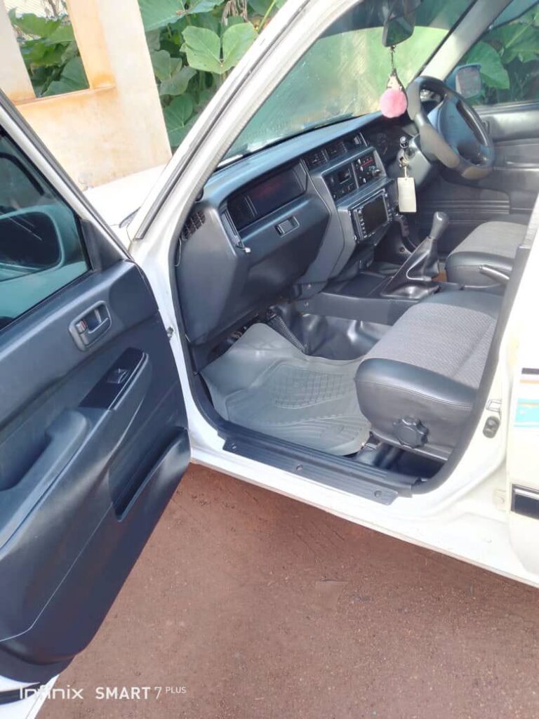 Magari Sokoni Toyota Crown ya Bei Poa 2000