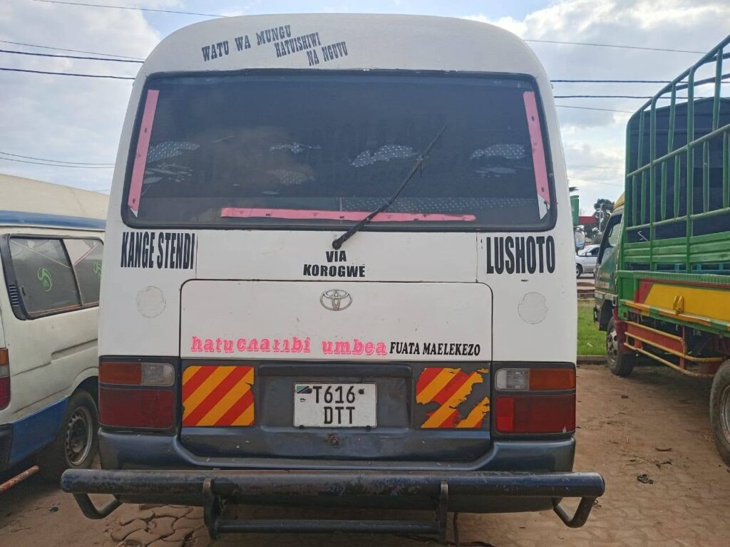 Magari Sokoni Toyota Coaster ya Bei Poa 1993