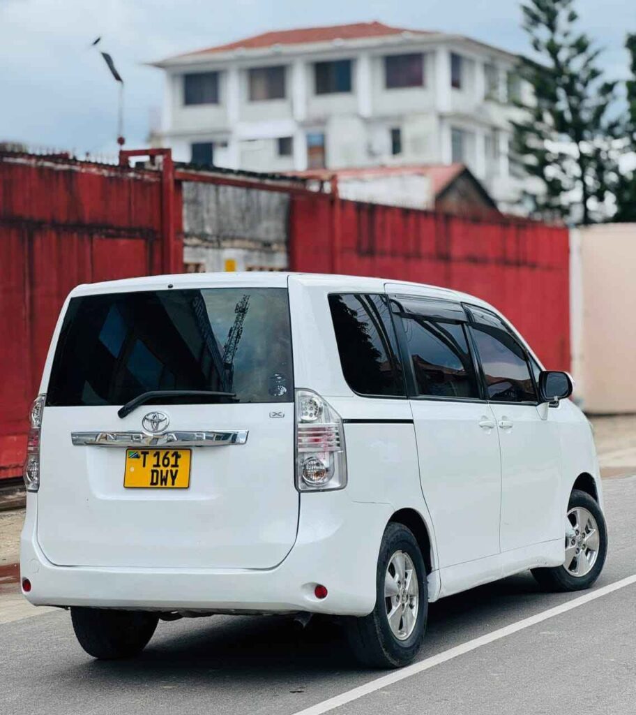 Toyota Noah bei poa sokoni Dar es Salaam Tanzania