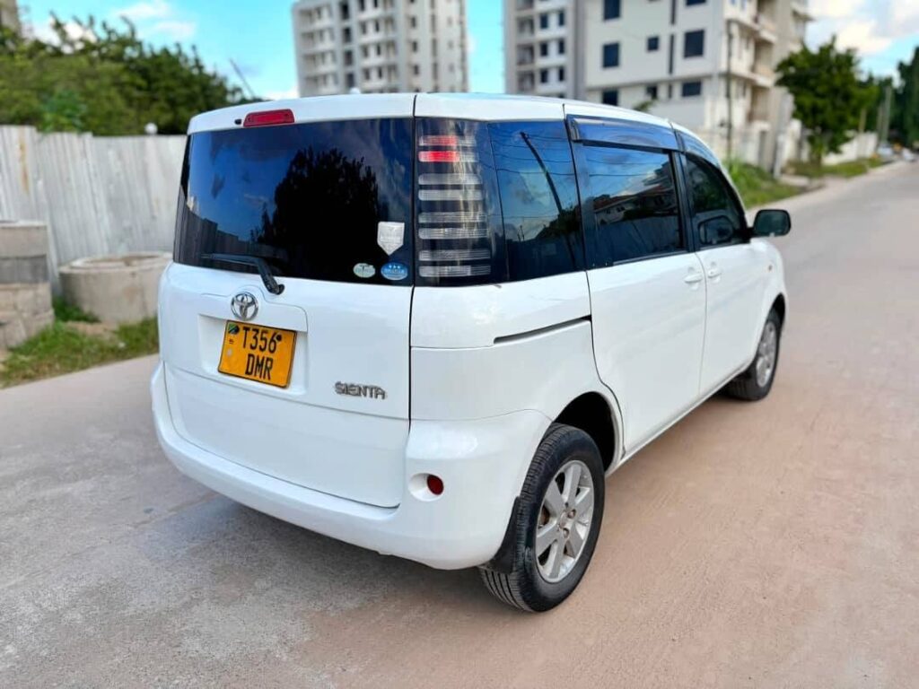 Magari Sokoni Toyota Sienta ya Bei Poa 2004